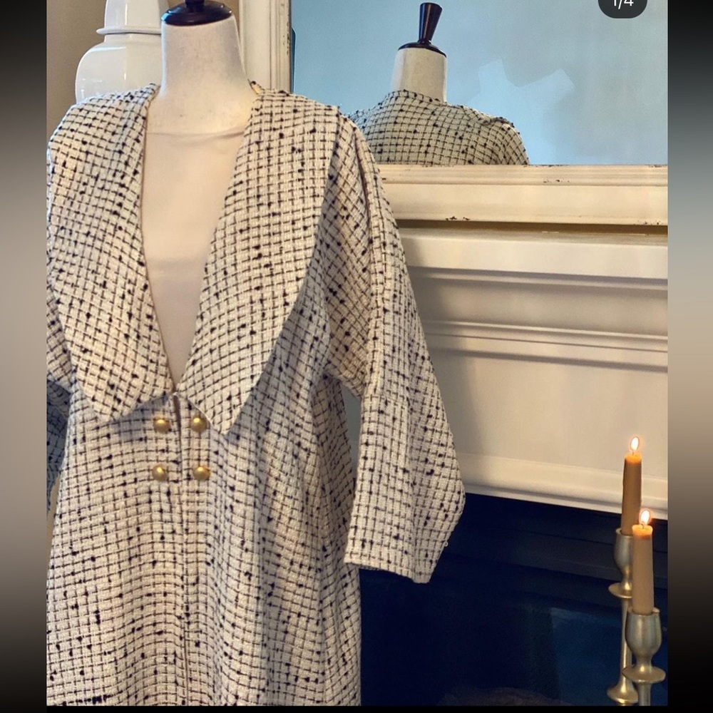 Tweed long jacket.
